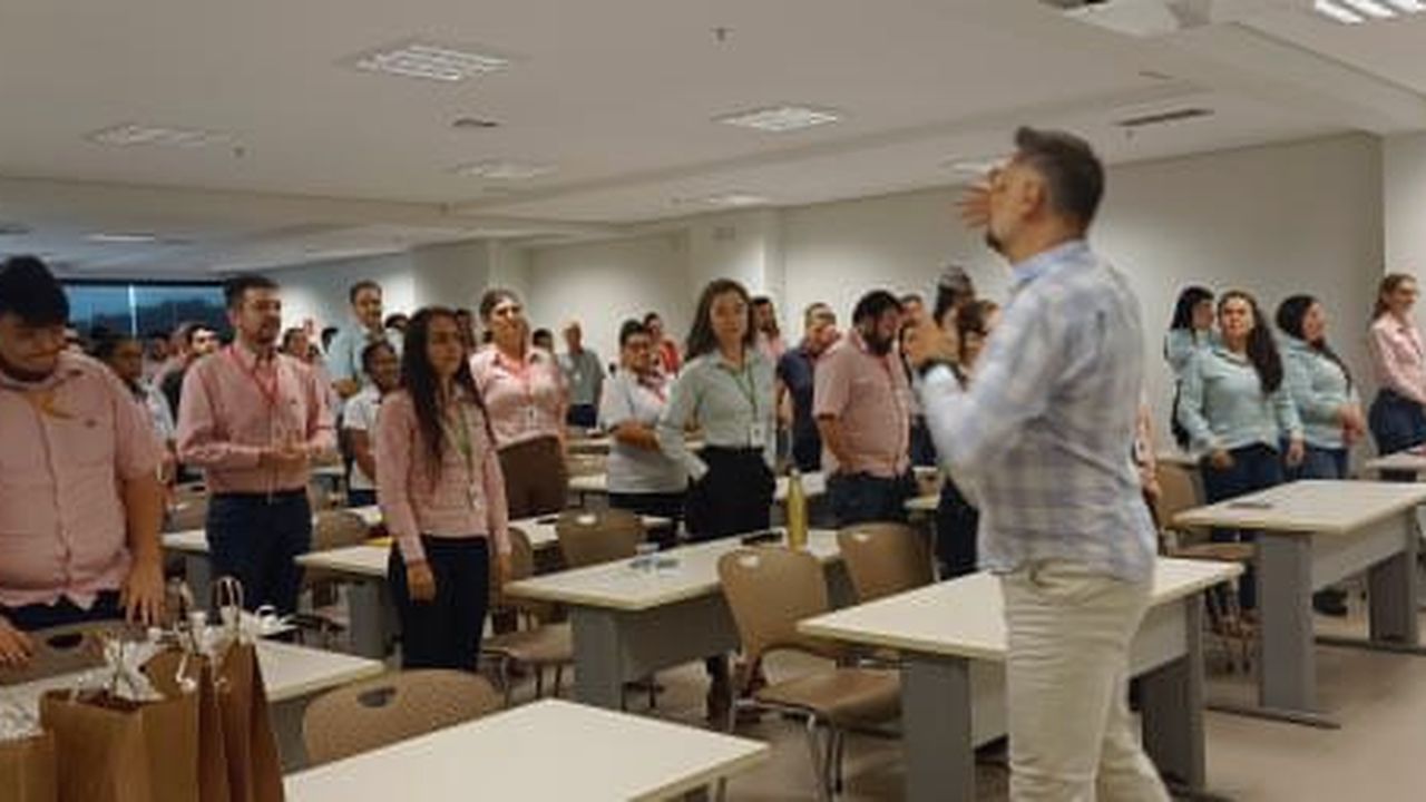 Colaboradores participando de dinâmica de segurança do trabalho