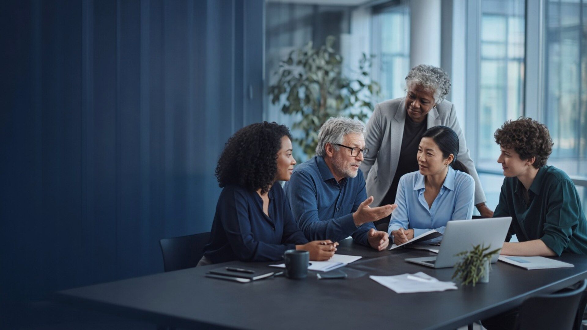 Equipe diversa e inclusiva de diferentes idades colaborando com respeito