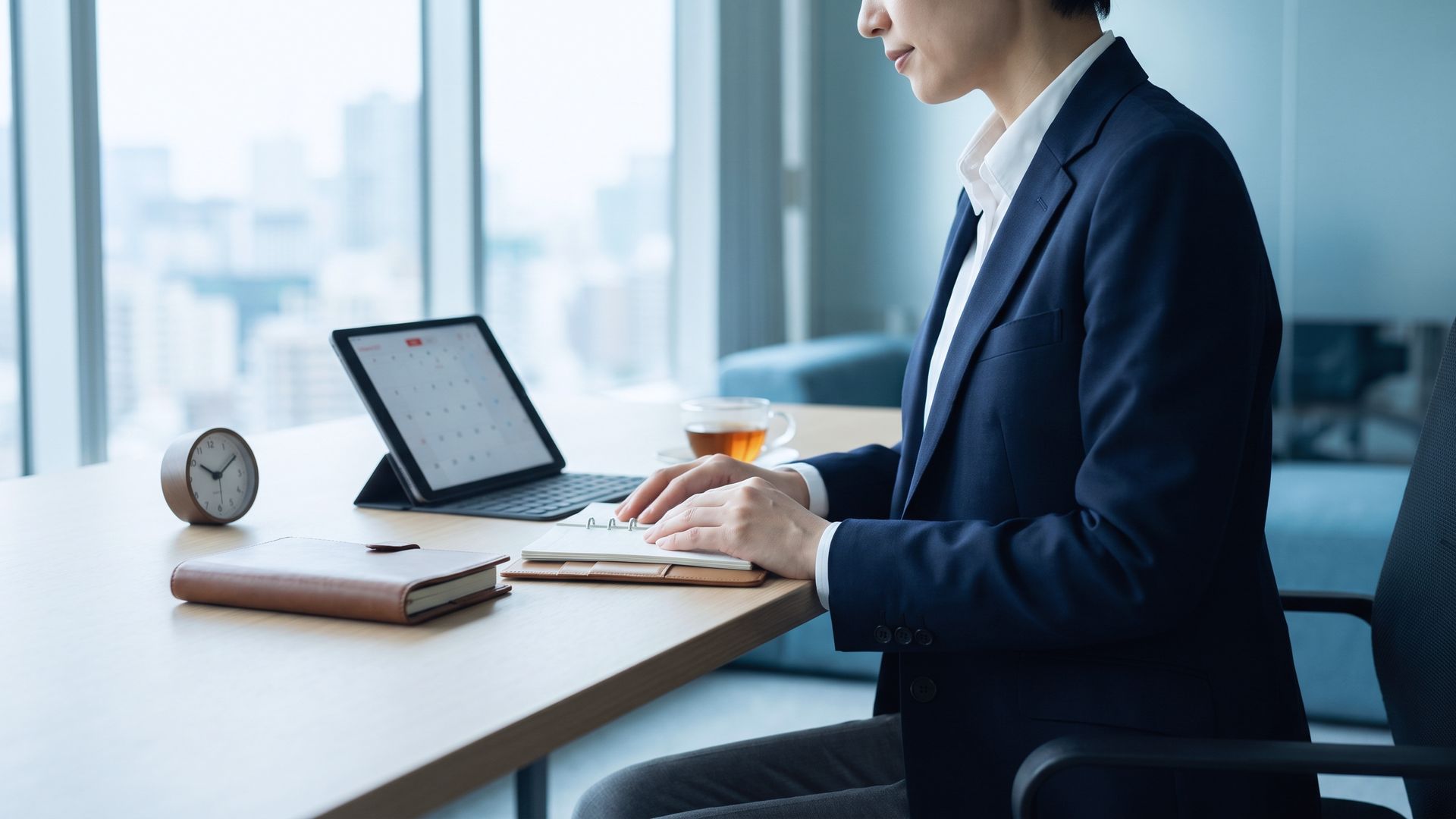 Profissional organizando o dia em uma mesa limpa, com calma e foco