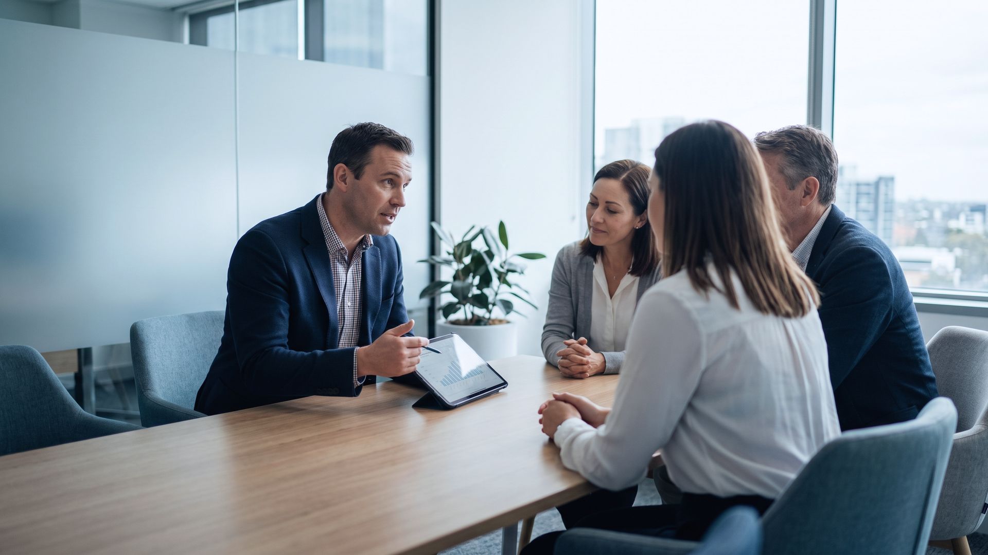 Profissional de saúde em conversa educativa e respeitosa com adultos