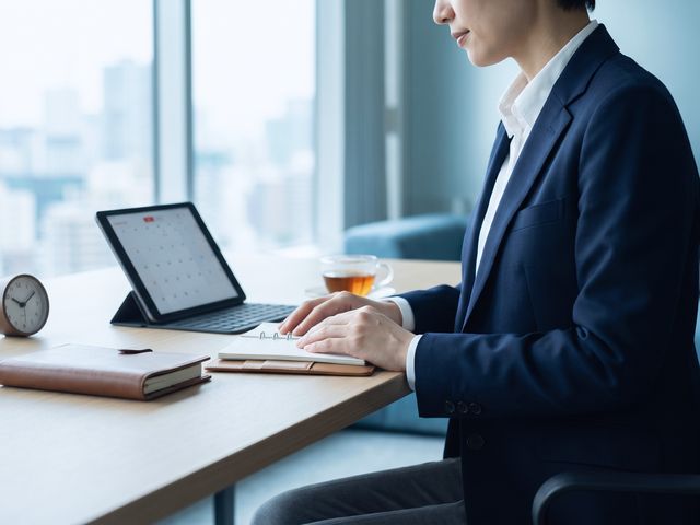Profissional organizando o dia em uma mesa limpa, com calma e foco